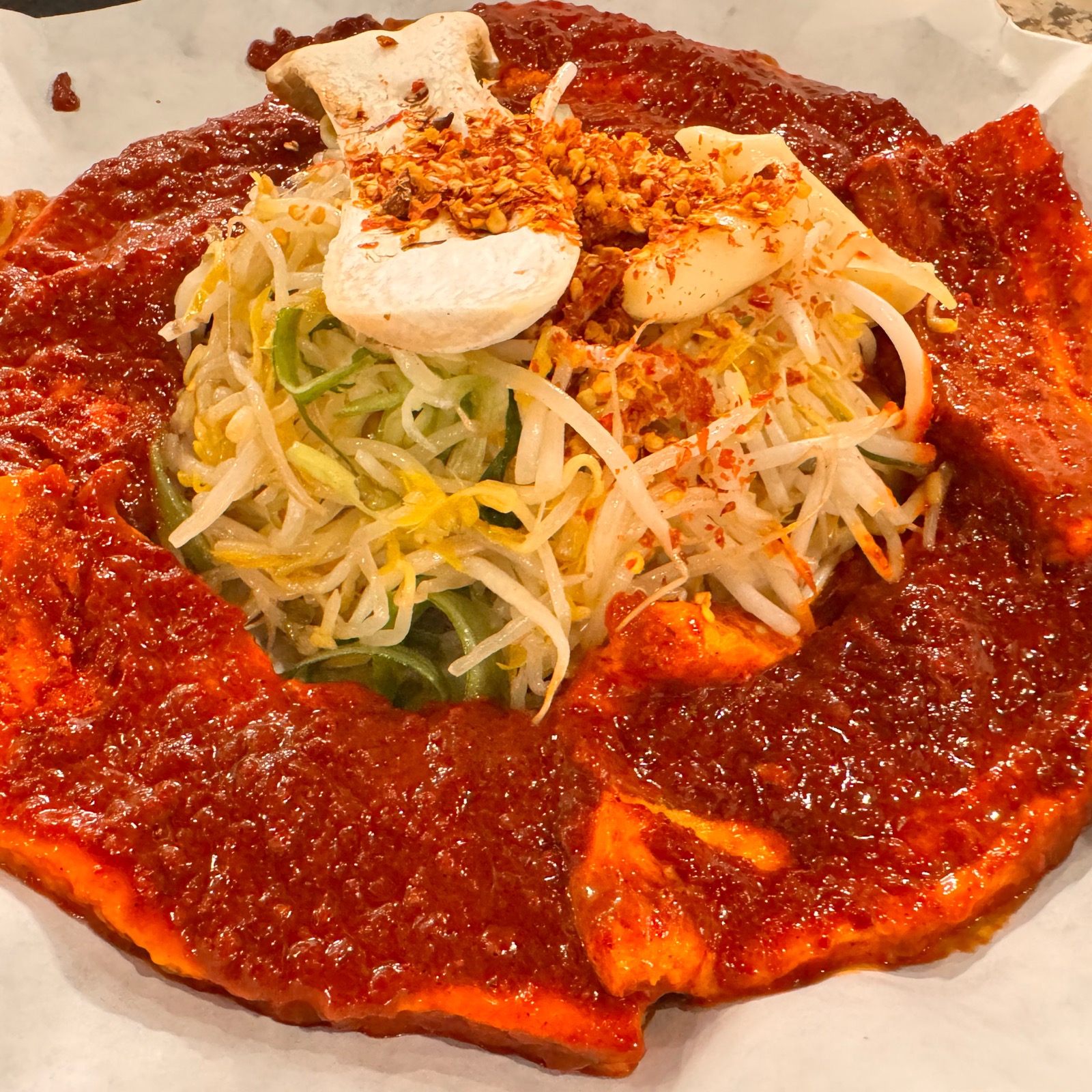 토마토 소스와 숙주가 어우러진 요리의 가까운 모습