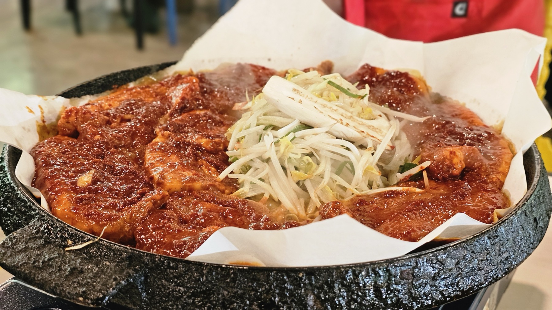 붉은 토마토 소스와 고기, 숙주가 어우러진 뜨거운 요리